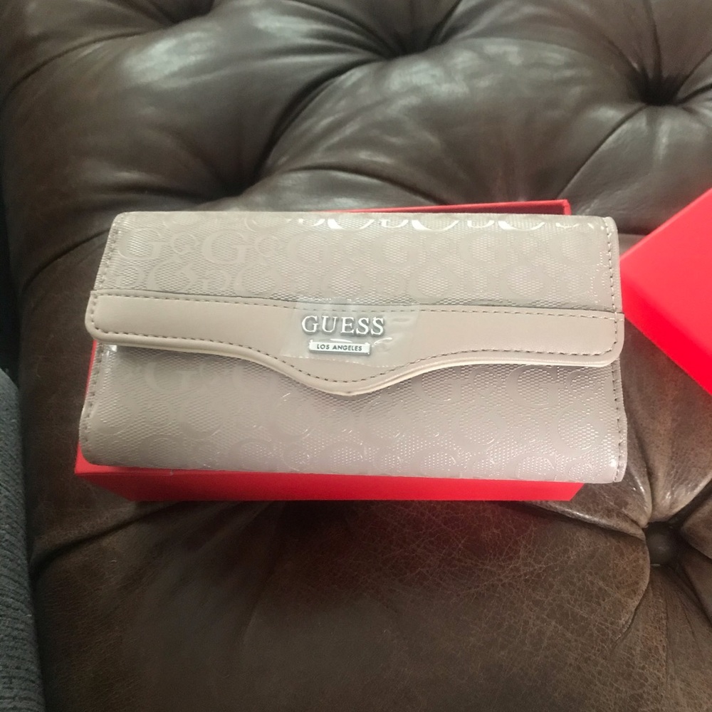 Guess Women’s Clutch Tri-Fold Wallet NWT